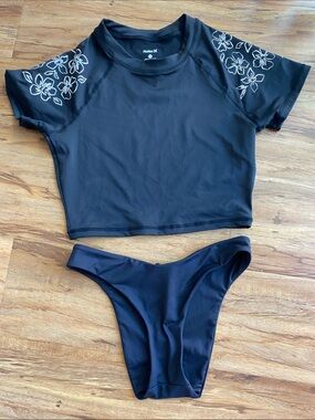 Hurley cropped rashguard S and cheeky bottom XS like new NWOT